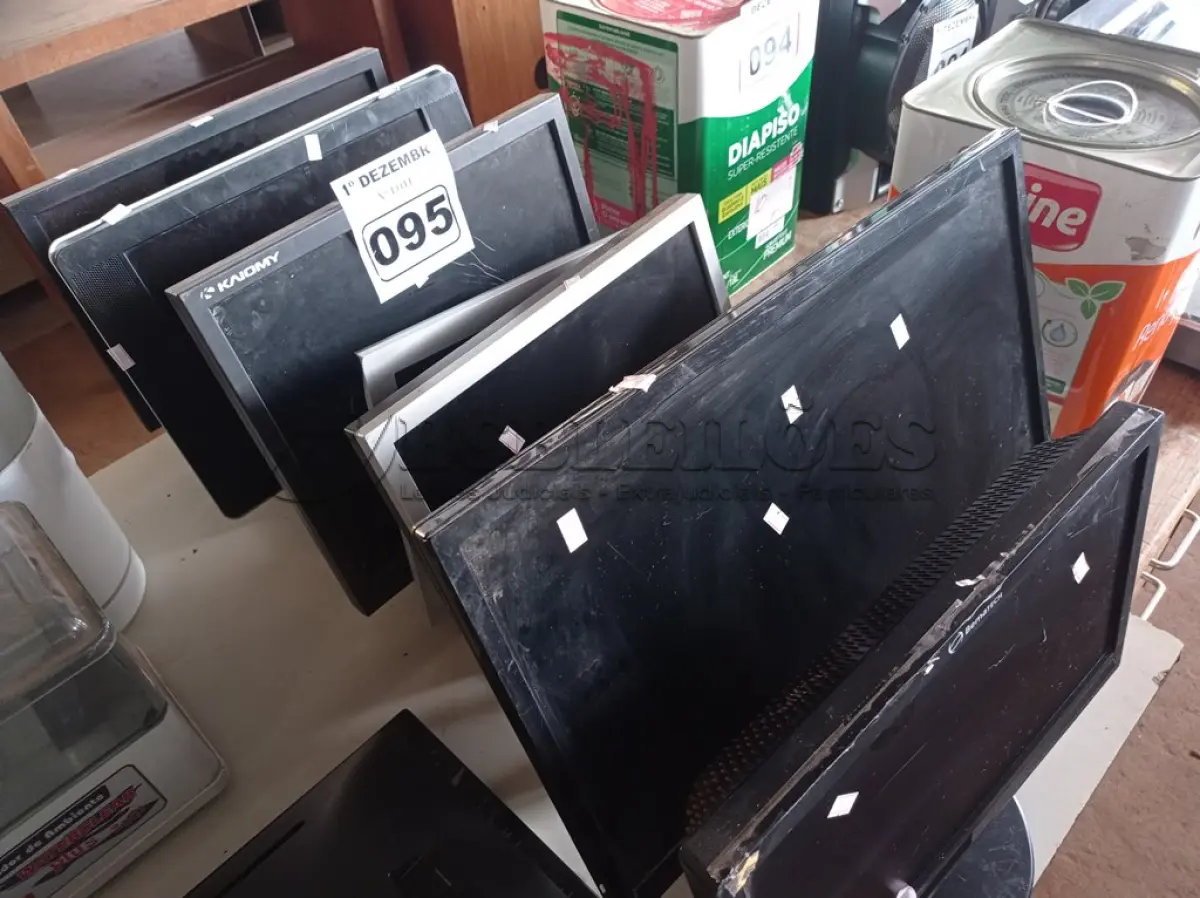 LOTE 095 - 07 MONITORES MARCAS E MODELOS DIVERSOS PARA RETIRADA DE PEÇAS. (NO ESTADO) ATENÇÃO! FAZER A VISITAÇÃO ANTES DE ARREMATAR, NÃO SABEMOS SE FUNCIONA. LEILÃO NÃO TEM GARANTIA E NEM DEVOLUÇÃO, SUJEITO A POSSÍVEIS AVARIAS VISÍVEIS/OCULTAS E/OU AUSÊNCIA DE COMPONENTES.