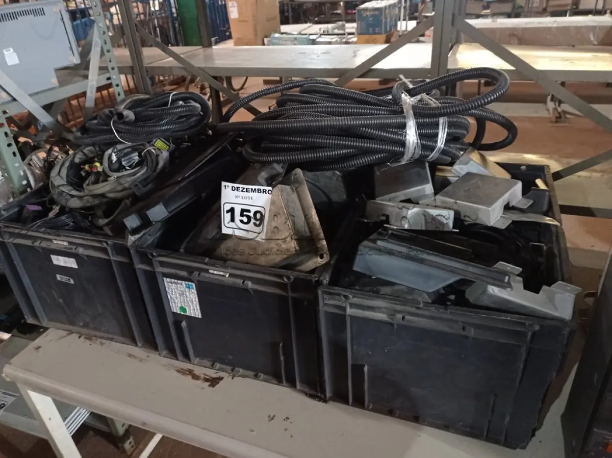 LOTE 159 - 03 CAIXAS COM MATERIAIS DIVERSOS. (NO ESTADO) ATENÇÃO! FAZER A VISITAÇÃO ANTES DE ARREMATAR, NÃO SABEMOS SE FUNCIONA. LEILÃO NÃO TEM GARANTIA E NEM DEVOLUÇÃO, SUJEITO A POSSÍVEIS AVARIAS VISÍVEIS/OCULTAS E/OU AUSÊNCIA DE COMPONENTES.