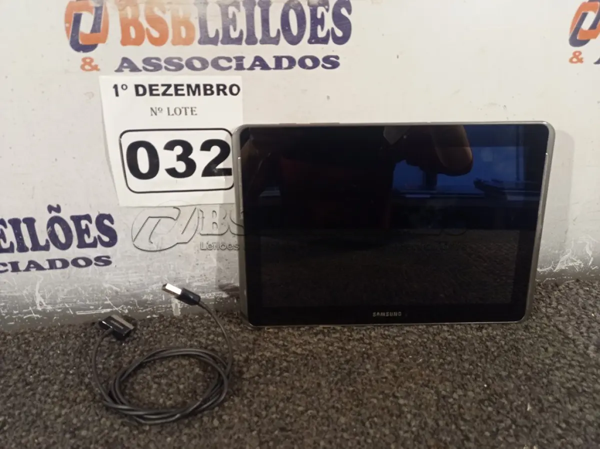 LOTE 032 - 01 TABLET SAMSUNG COM CABO. (NO ESTADO) ATENÇÃO! FAZER A VISITAÇÃO ANTES DE ARREMATAR, NÃO SABEMOS SE FUNCIONA. LEILÃO NÃO TEM GARANTIA E NEM DEVOLUÇÃO, SUJEITO A POSSÍVEIS AVARIAS VISÍVEIS/OCULTAS E/OU AUSÊNCIA DE COMPONENTES.