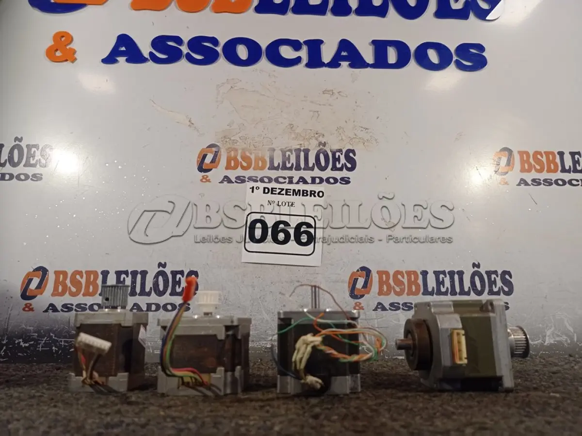 LOTE 066 - 04 MOTORES DE PASSO. (NO ESTADO) ATENÇÃO! FAZER A VISITAÇÃO ANTES DE ARREMATAR, NÃO SABEMOS SE FUNCIONA. LEILÃO NÃO TEM GARANTIA E NEM DEVOLUÇÃO, SUJEITO A POSSÍVEIS AVARIAS VISÍVEIS/OCULTAS E/OU AUSÊNCIA DE COMPONENTES.