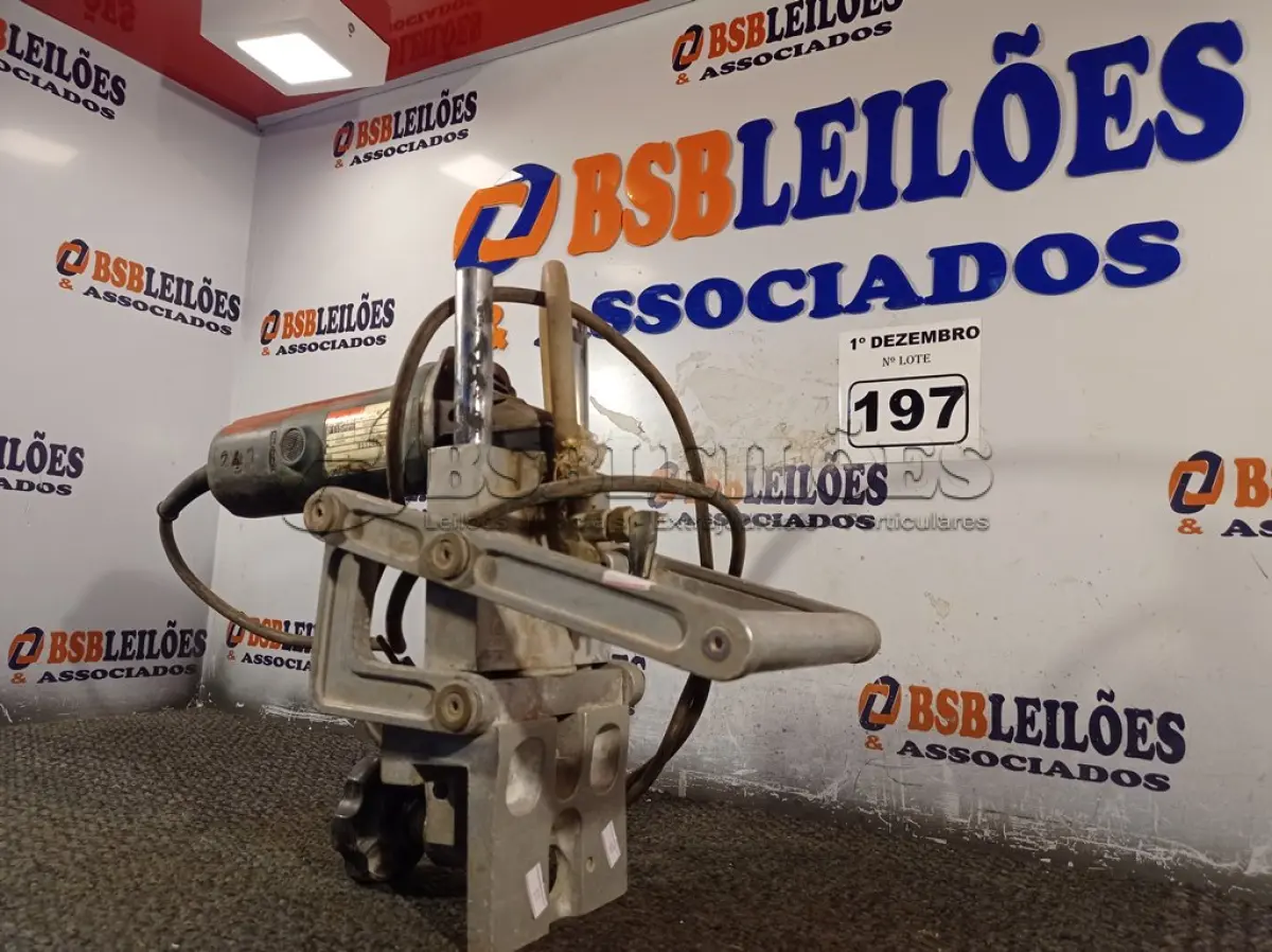 LOTE 197 - 01 ESMERILHADEIRA COM SUPORTE. (NO ESTADO) ATENÇÃO! FAZER A VISITAÇÃO ANTES DE ARREMATAR, NÃO SABEMOS SE FUNCIONA. LEILÃO NÃO TEM GARANTIA E NEM DEVOLUÇÃO, SUJEITO A POSSÍVEIS AVARIAS VISÍVEIS/OCULTAS E/OU AUSÊNCIA DE COMPONENTES.