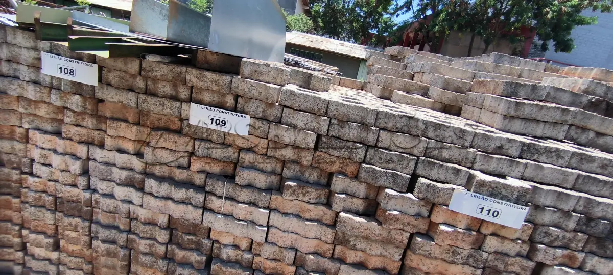 LOTE 109 - 01 LOTE COM APROXIMADAMENTE 500 BLOQUETES EM CONCRETO (NO ESTADO, NÃO SABEMOS SE FUNCIONA. LEILÃO NÃO TEM GARANTIA E NEM DEVOLUÇÃO).