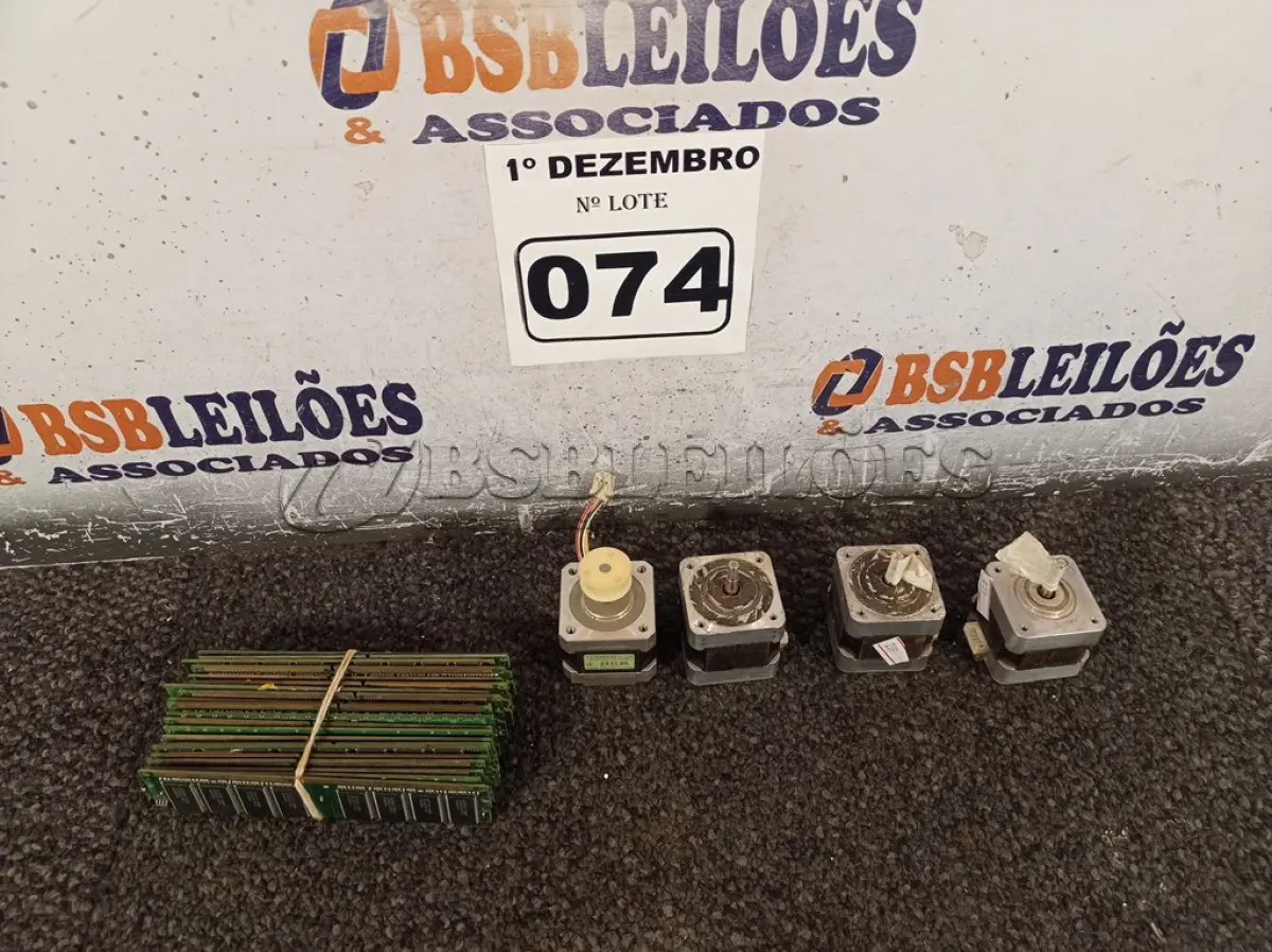 LOTE 074 - 04 MOTORES DE PASSO E VÁRIAS MEMORIAS PARA PC. (NO ESTADO) ATENÇÃO! FAZER A VISITAÇÃO ANTES DE ARREMATAR, NÃO SABEMOS SE FUNCIONA. LEILÃO NÃO TEM GARANTIA E NEM DEVOLUÇÃO, SUJEITO A POSSÍVEIS AVARIAS VISÍVEIS/OCULTAS E/OU AUSÊNCIA DE COMPONENTES.