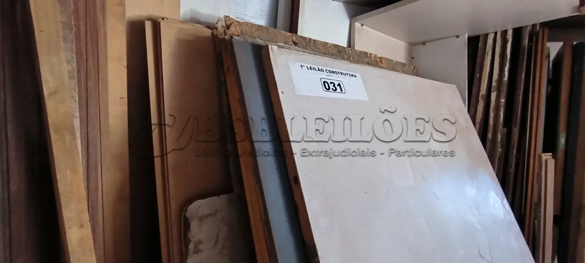 LOTE 031 - 01 LOTE COM PLACAS DE MDF ,DIVISÓRIAS E MESA EM MADEIRAS (NO ESTADO, NÃO SABEMOS SE FUNCIONA. LEILÃO NÃO TEM GARANTIA E NEM DEVOLUÇÃO). 