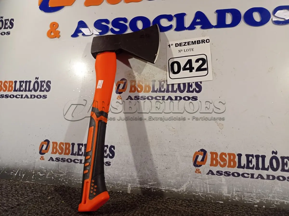 LOTE 042 - 01 MACHADINHA CAÇA E PESCA COM CABO EMBORRACHADO. (NO ESTADO) ATENÇÃO! FAZER A VISITAÇÃO ANTES DE ARREMATAR, NÃO SABEMOS SE FUNCIONA. LEILÃO NÃO TEM GARANTIA E NEM DEVOLUÇÃO, SUJEITO A POSSÍVEIS AVARIAS VISÍVEIS/OCULTAS E/OU AUSÊNCIA DE COMPONENTES.