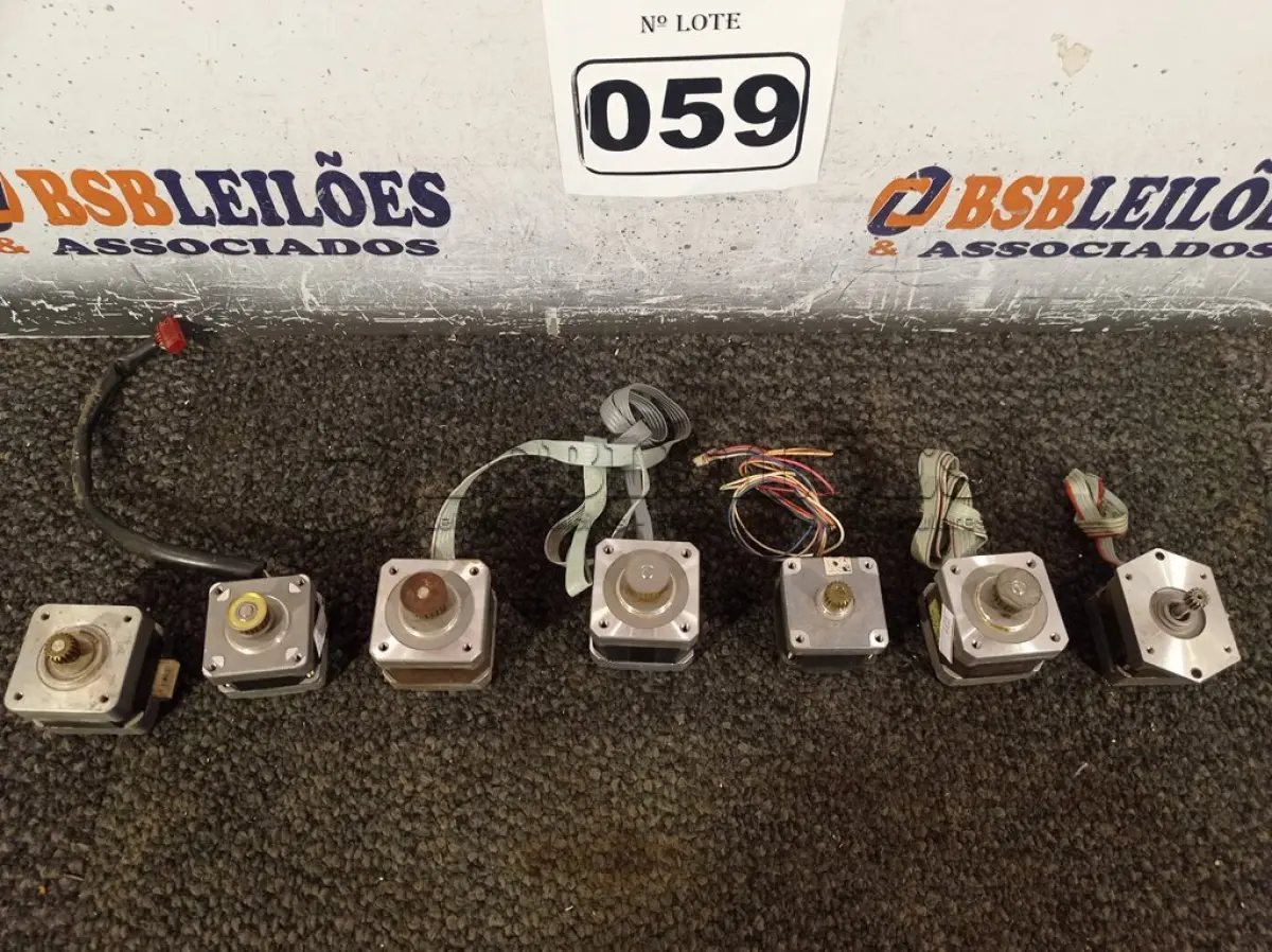 LOTE 059 - 07 MOTORES DE PASSO. (NO ESTADO) ATENÇÃO! FAZER A VISITAÇÃO ANTES DE ARREMATAR, NÃO SABEMOS SE FUNCIONA. LEILÃO NÃO TEM GARANTIA E NEM DEVOLUÇÃO, SUJEITO A POSSÍVEIS AVARIAS VISÍVEIS/OCULTAS E/OU AUSÊNCIA DE COMPONENTES.