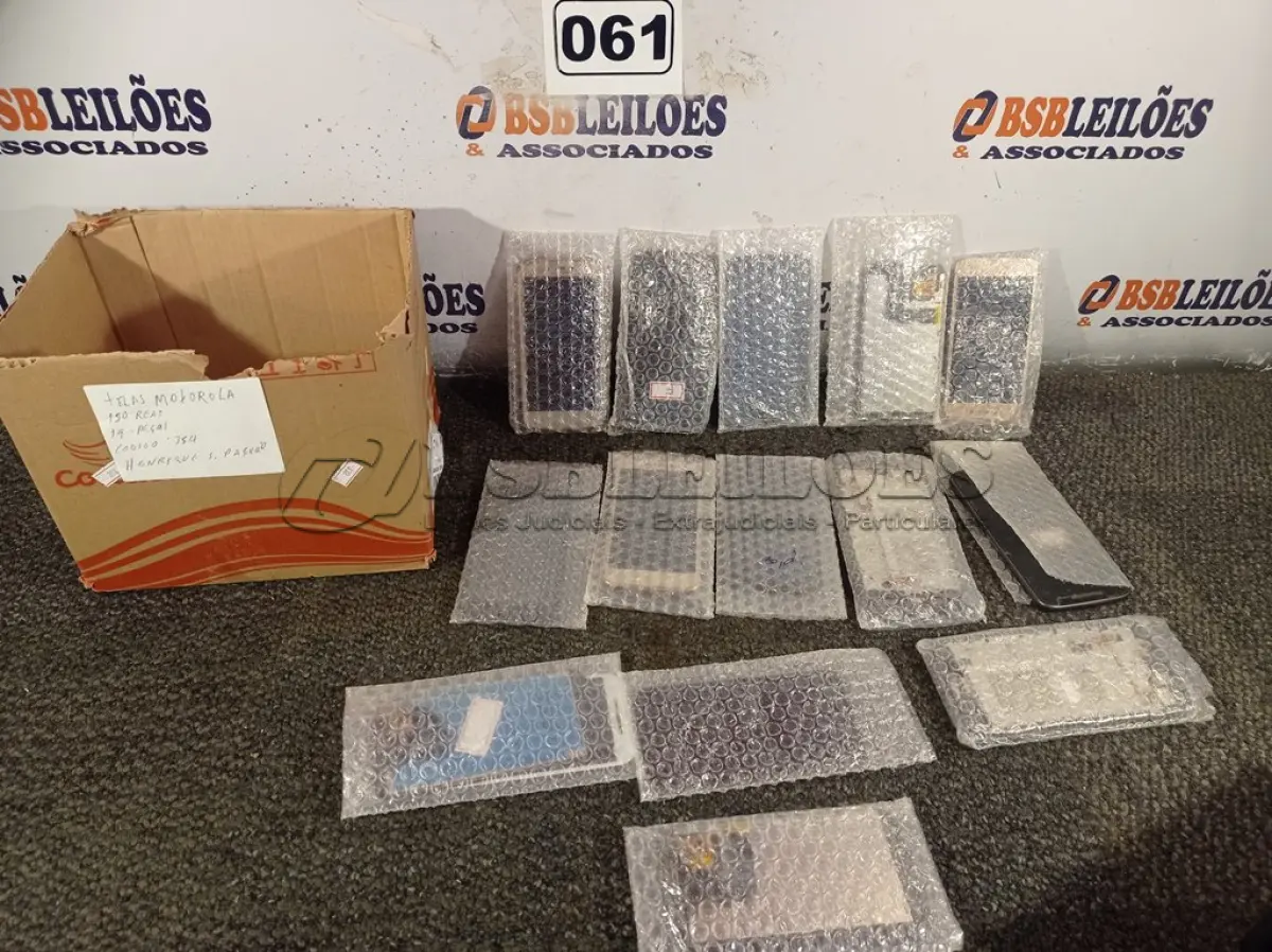 LOTE 061 - 01 LOTE COM VÁRIAS TELAS PARA CELULAR MOTOROLA. (NO ESTADO) ATENÇÃO! FAZER A VISITAÇÃO ANTES DE ARREMATAR, NÃO SABEMOS SE FUNCIONA. LEILÃO NÃO TEM GARANTIA E NEM DEVOLUÇÃO, SUJEITO A POSSÍVEIS AVARIAS VISÍVEIS/OCULTAS E/OU AUSÊNCIA DE COMPONENTES.