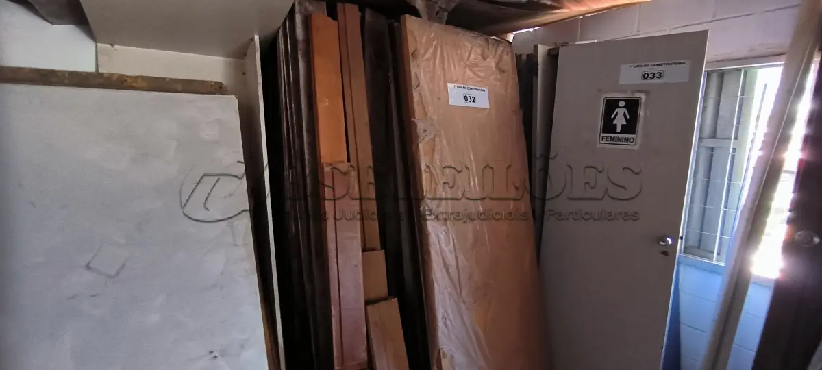 LOTE 032 - 01 LOTE COM PORTAS DE MADEIRA E PORTAIS (NO ESTADO, NÃO SABEMOS SE FUNCIONA. LEILÃO NÃO TEM GARANTIA E NEM DEVOLUÇÃO).