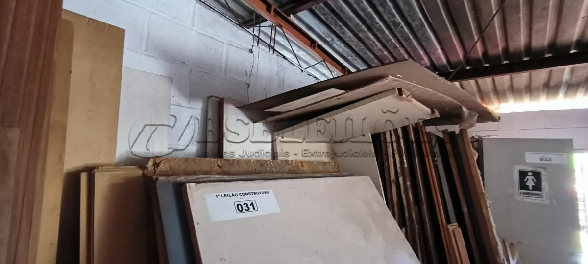 LOTE 031 - 01 LOTE COM PLACAS DE MDF ,DIVISÓRIAS E MESA EM MADEIRAS (NO ESTADO, NÃO SABEMOS SE FUNCIONA. LEILÃO NÃO TEM GARANTIA E NEM DEVOLUÇÃO). 