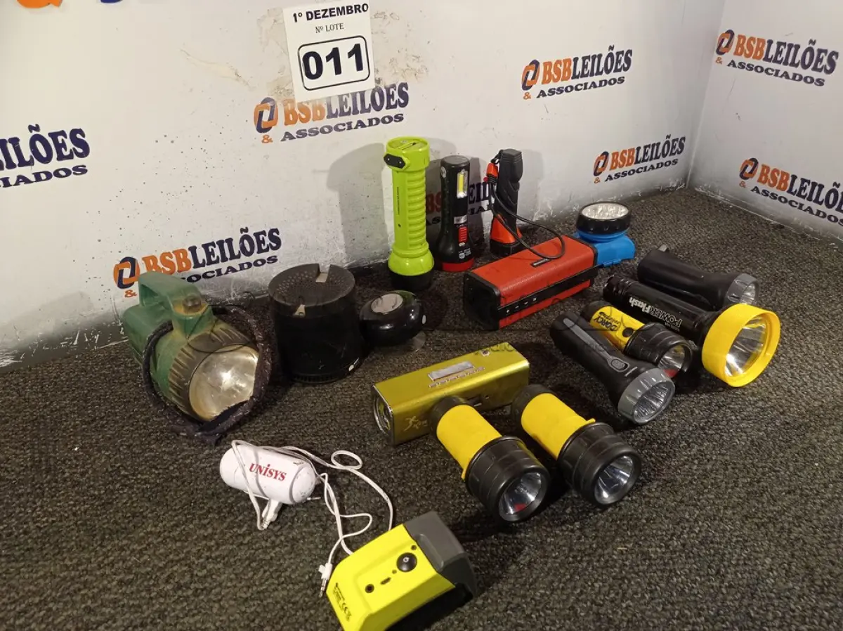 LOTE 011 - 01 LOTE COM VÁRIAS LANTERNAS E CAIXAS DE SOM BLUETOOTH MARCAS E MODELOS DIVERSOS. (NO ESTADO) ATENÇÃO! FAZER A VISITAÇÃO ANTES DE ARREMATAR, NÃO SABEMOS SE FUNCIONA. LEILÃO NÃO TEM GARANTIA E NEM DEVOLUÇÃO, SUJEITO A POSSÍVEIS AVARIAS VISÍVEIS/OCULTAS E/OU AUSÊNCIA DE COMPONENTES.