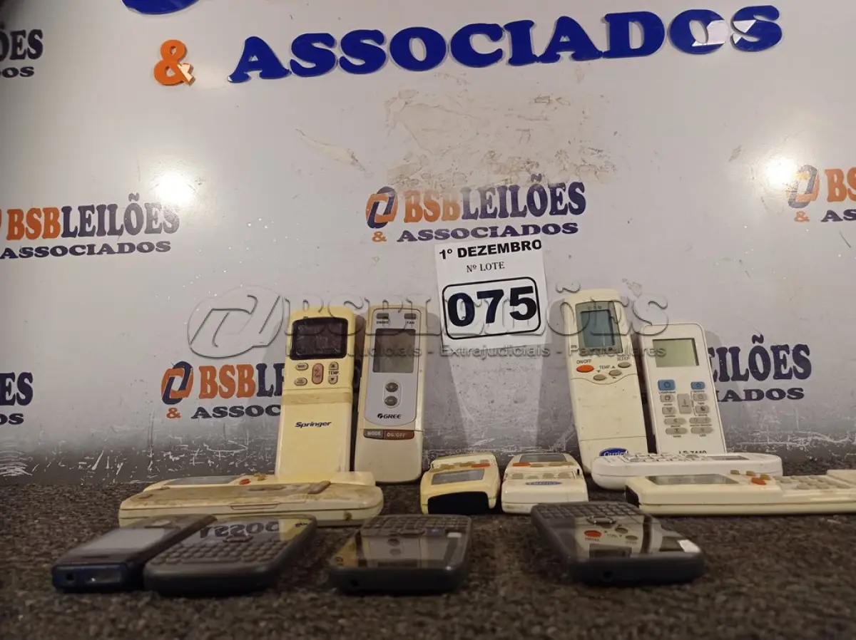 LOTE 075 - 01 LOTE COM VÁRIOS CONTROLE REMOTO PARA AR CONDICIONADO. (NO ESTADO) ATENÇÃO! FAZER A VISITAÇÃO ANTES DE ARREMATAR, NÃO SABEMOS SE FUNCIONA. LEILÃO NÃO TEM GARANTIA E NEM DEVOLUÇÃO, SUJEITO A POSSÍVEIS AVARIAS VISÍVEIS/OCULTAS E/OU AUSÊNCIA DE COMPONENTES.