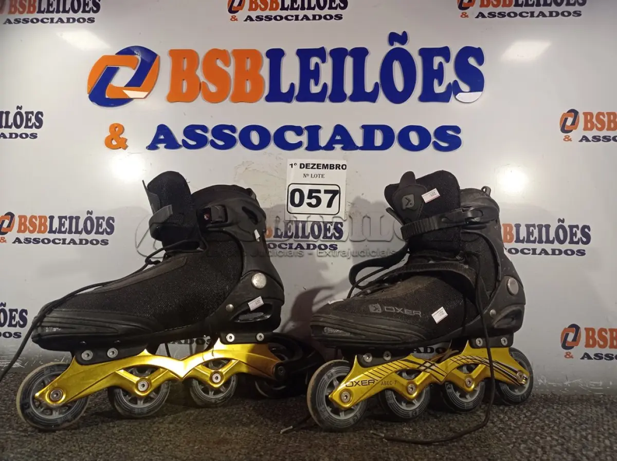 LOTE 057 - 01 PAR DE PATINS. (NO ESTADO) ATENÇÃO! FAZER A VISITAÇÃO ANTES DE ARREMATAR, NÃO SABEMOS SE FUNCIONA. LEILÃO NÃO TEM GARANTIA E NEM DEVOLUÇÃO, SUJEITO A POSSÍVEIS AVARIAS VISÍVEIS/OCULTAS E/OU AUSÊNCIA DE COMPONENTES.