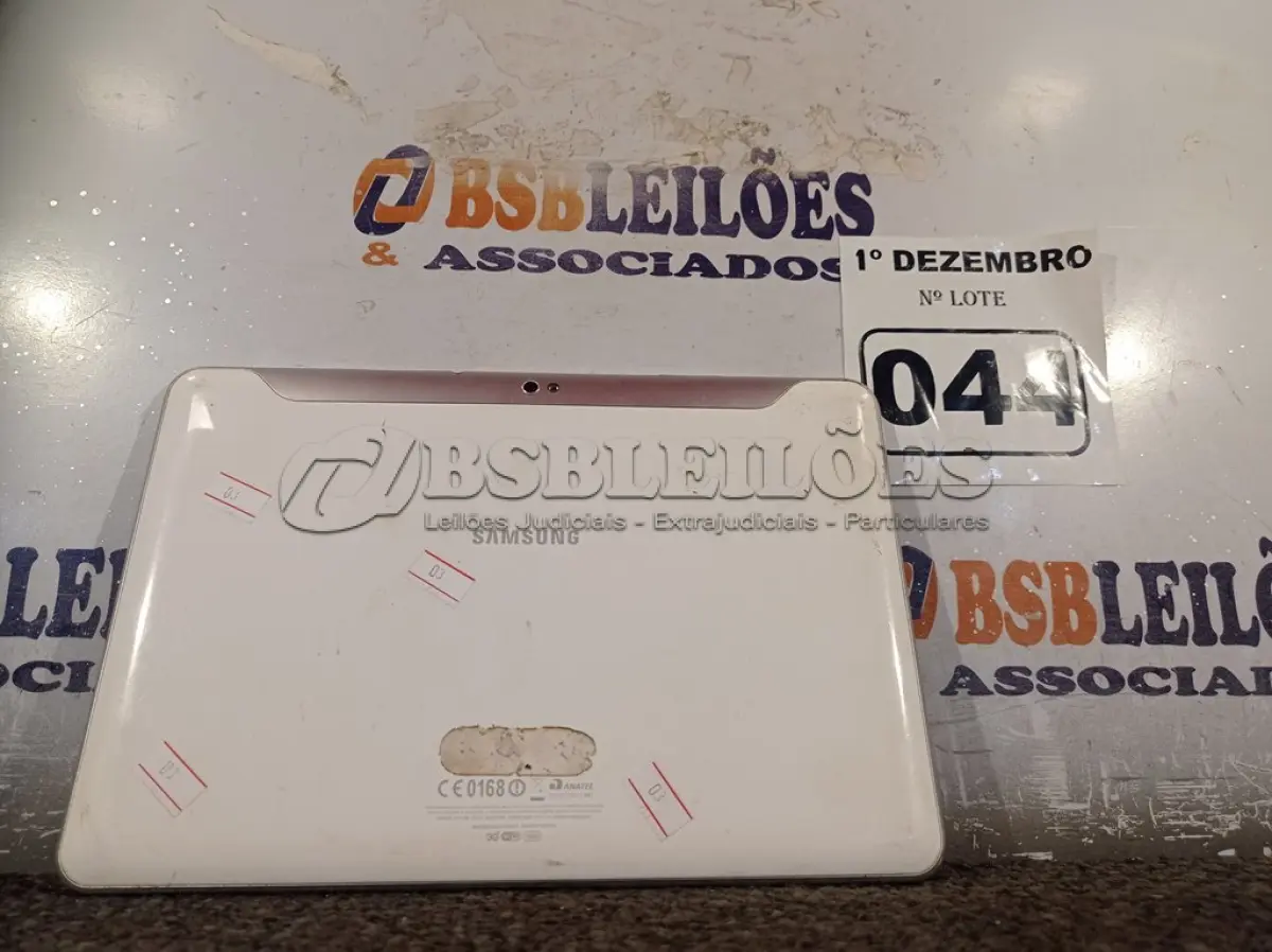 LOTE 044 - 01 TABLET SAMSUNG. (NO ESTADO) ATENÇÃO! FAZER A VISITAÇÃO ANTES DE ARREMATAR, NÃO SABEMOS SE FUNCIONA. LEILÃO NÃO TEM GARANTIA E NEM DEVOLUÇÃO, SUJEITO A POSSÍVEIS AVARIAS VISÍVEIS/OCULTAS E/OU AUSÊNCIA DE COMPONENTES.