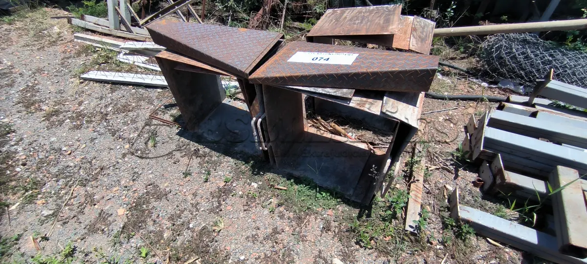 LOTE 074 - 01 LOTE COM FORMAS EM FERRO QUADRADAS PARA SAPATAS E DEGRAUS PARA ESCADA (NO ESTADO, NÃO SABEMOS SE FUNCIONA. LEILÃO NÃO TEM GARANTIA E NEM DEVOLUÇÃO).