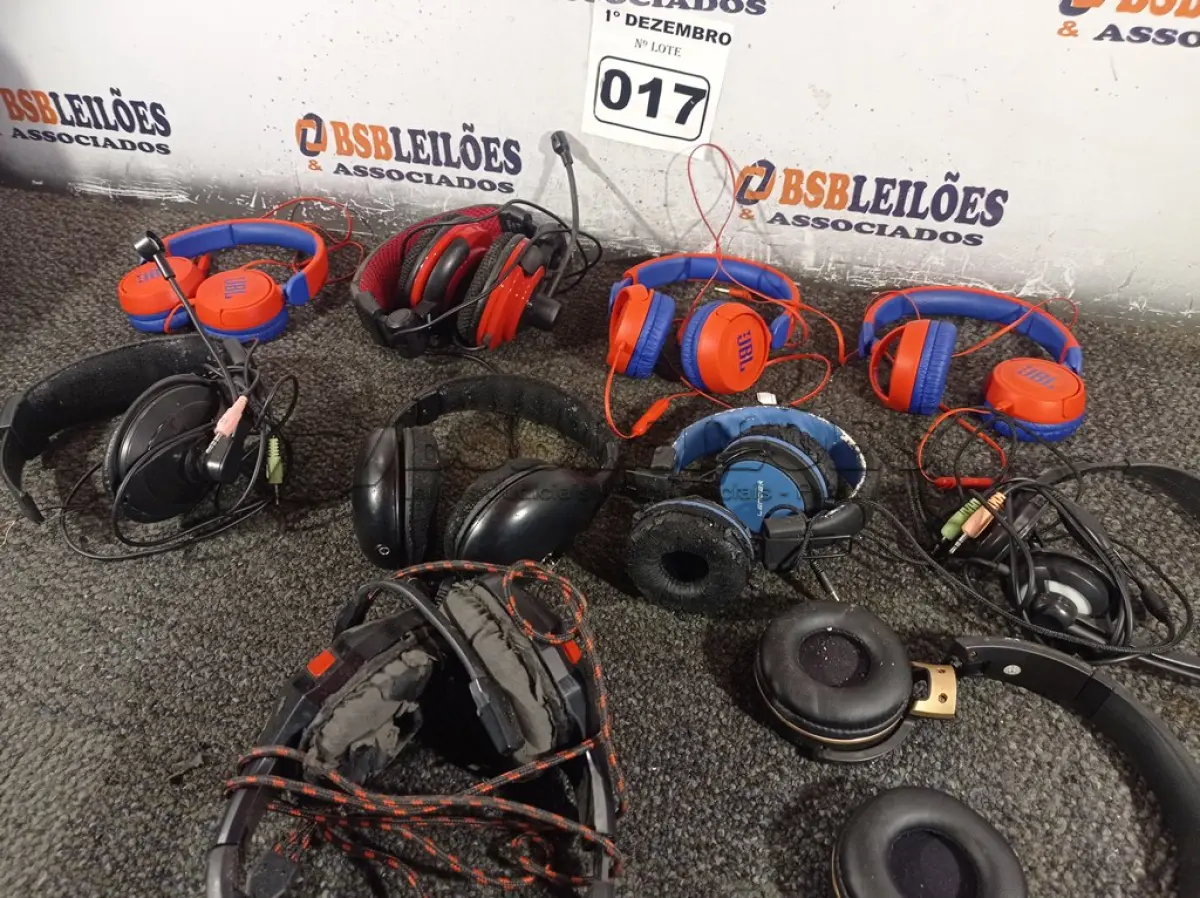 LOTE 017 - 01 LOTE COM VÁRIOS FONES DE OUVIDO E PISCAS PARA MOTO MARCAS E MODELOS DIVERSOS. (NO ESTADO) ATENÇÃO! FAZER A VISITAÇÃO ANTES DE ARREMATAR, NÃO SABEMOS SE FUNCIONA. LEILÃO NÃO TEM GARANTIA E NEM DEVOLUÇÃO, SUJEITO A POSSÍVEIS AVARIAS VISÍVEIS/OCULTAS E/OU AUSÊNCIA DE COMPONENTES.