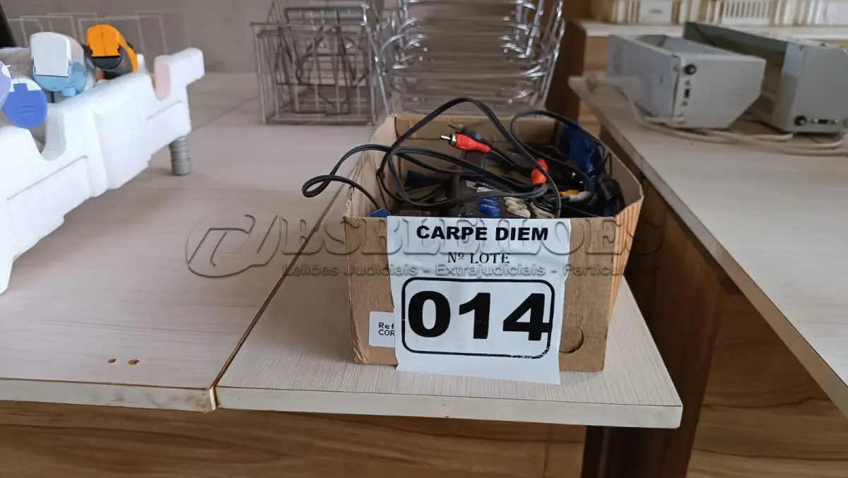LOTE 014 - EQUIPAMENTO CHAMA GARÇOM, COM 6 BIP´S, 01 CARREGADOR, 01 CABO E 01 ANTENA. (NO ESTADO, NÃO SABEMOS SE FUNCIONA. LEILÃO NÃO TEM GARANTIA E NEM DEVOLUÇÃO).
