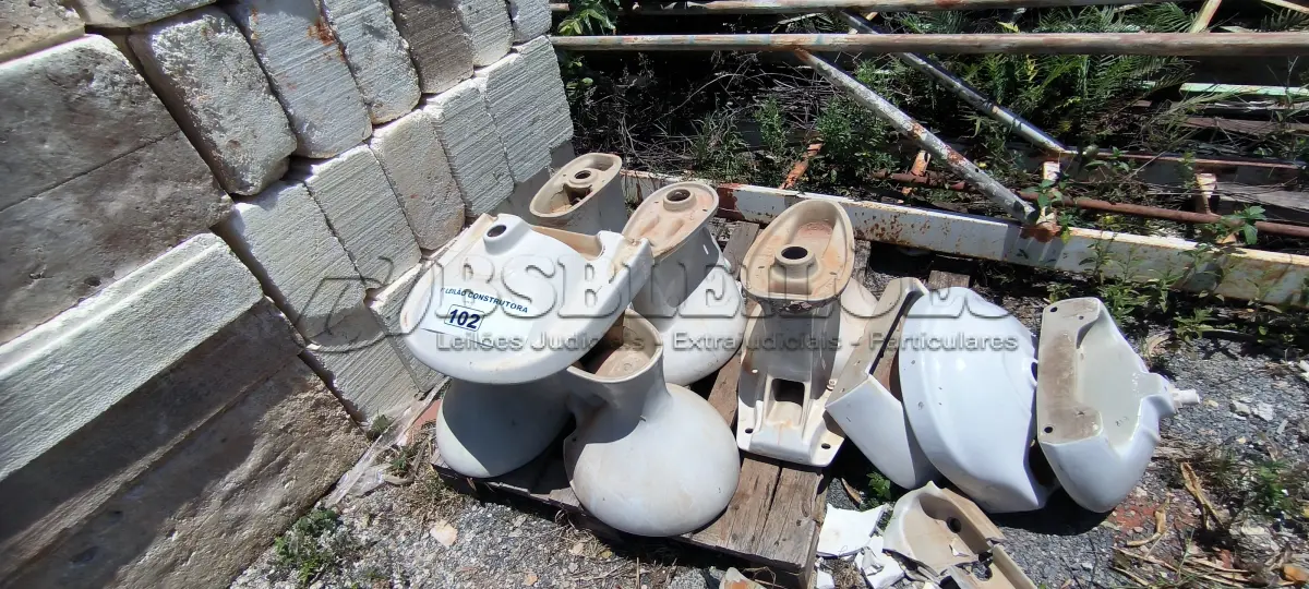 LOTE 102 - 01 LOTE COM 05 VASOS SANITÁRIOS E 04 PIAS PARA LAVATÓRIO (NO ESTADO, NÃO SABEMOS SE FUNCIONA. LEILÃO NÃO TEM GARANTIA E NEM DEVOLUÇÃO).