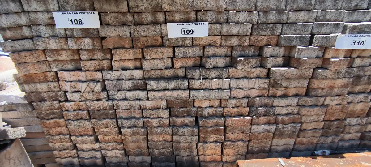 LOTE 109 - 01 LOTE COM APROXIMADAMENTE 500 BLOQUETES EM CONCRETO (NO ESTADO, NÃO SABEMOS SE FUNCIONA. LEILÃO NÃO TEM GARANTIA E NEM DEVOLUÇÃO).