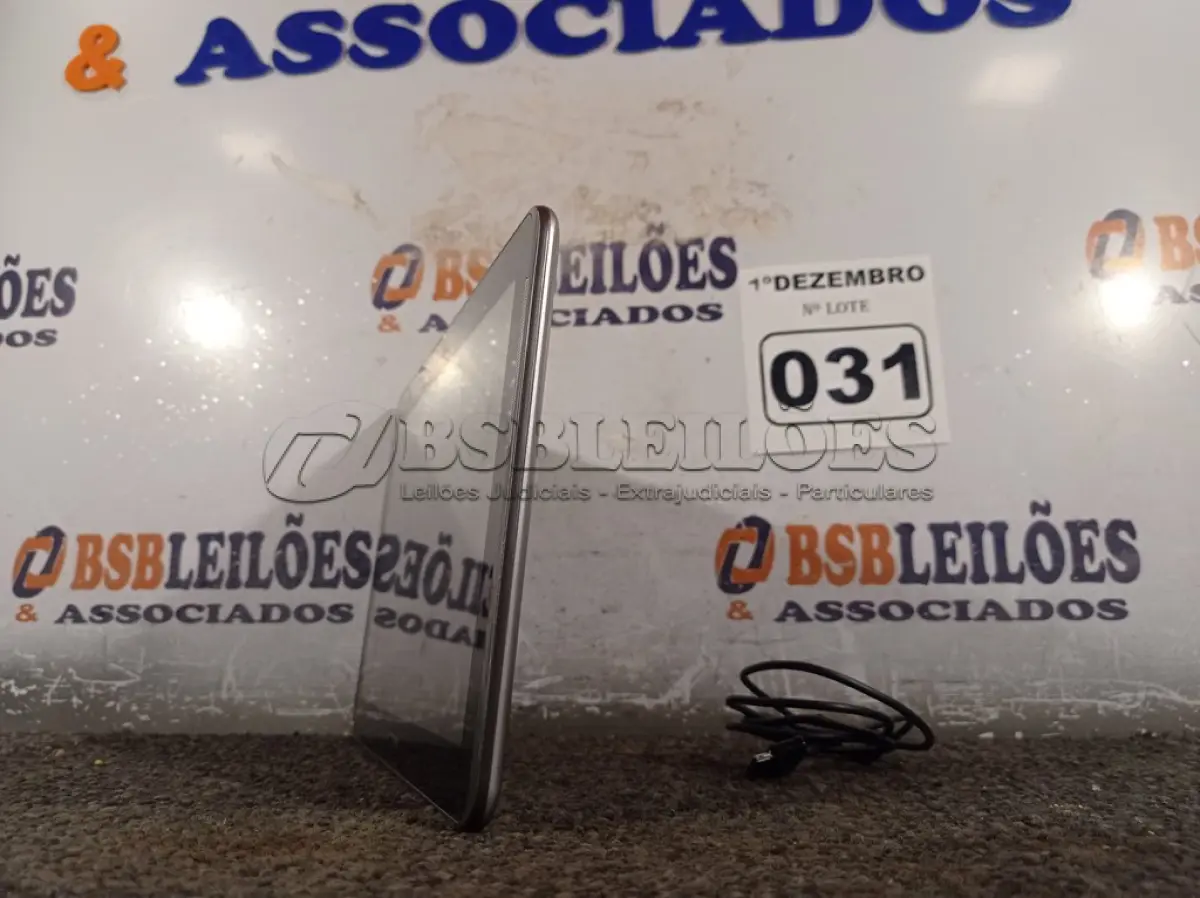 LOTE 031 - 01 TABLET SAMSUNG COM CABO. (NO ESTADO) ATENÇÃO! FAZER A VISITAÇÃO ANTES DE ARREMATAR, NÃO SABEMOS SE FUNCIONA. LEILÃO NÃO TEM GARANTIA E NEM DEVOLUÇÃO, SUJEITO A POSSÍVEIS AVARIAS VISÍVEIS/OCULTAS E/OU AUSÊNCIA DE COMPONENTES.