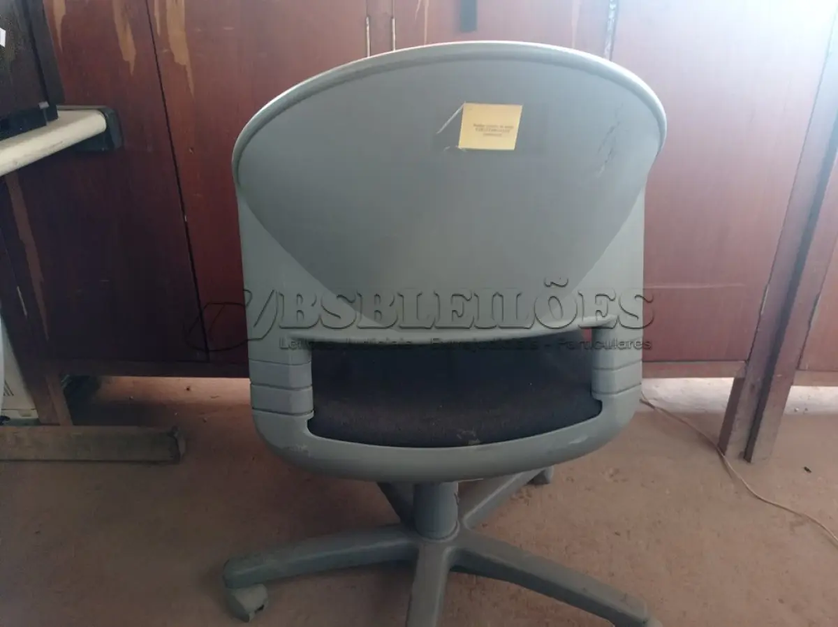 LOTE 089 - 01 CADEIRA DE ESCRITÓRIO COM BASE GIRATÓRIA. (NO ESTADO) ATENÇÃO! FAZER A VISITAÇÃO ANTES DE ARREMATAR, NÃO SABEMOS SE FUNCIONA. LEILÃO NÃO TEM GARANTIA E NEM DEVOLUÇÃO, SUJEITO A POSSÍVEIS AVARIAS VISÍVEIS/OCULTAS E/OU AUSÊNCIA DE COMPONENTES.