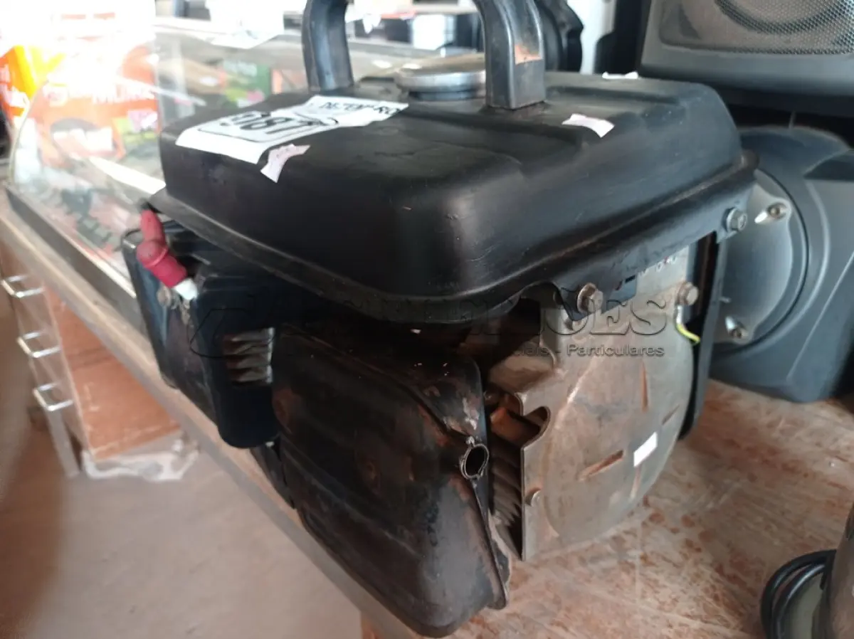 LOTE 087 - 01 GERADOR A GASOLINA. (NO ESTADO) ATENÇÃO! FAZER A VISITAÇÃO ANTES DE ARREMATAR, NÃO SABEMOS SE FUNCIONA. LEILÃO NÃO TEM GARANTIA E NEM DEVOLUÇÃO, SUJEITO A POSSÍVEIS AVARIAS VISÍVEIS/OCULTAS E/OU AUSÊNCIA DE COMPONENTES.