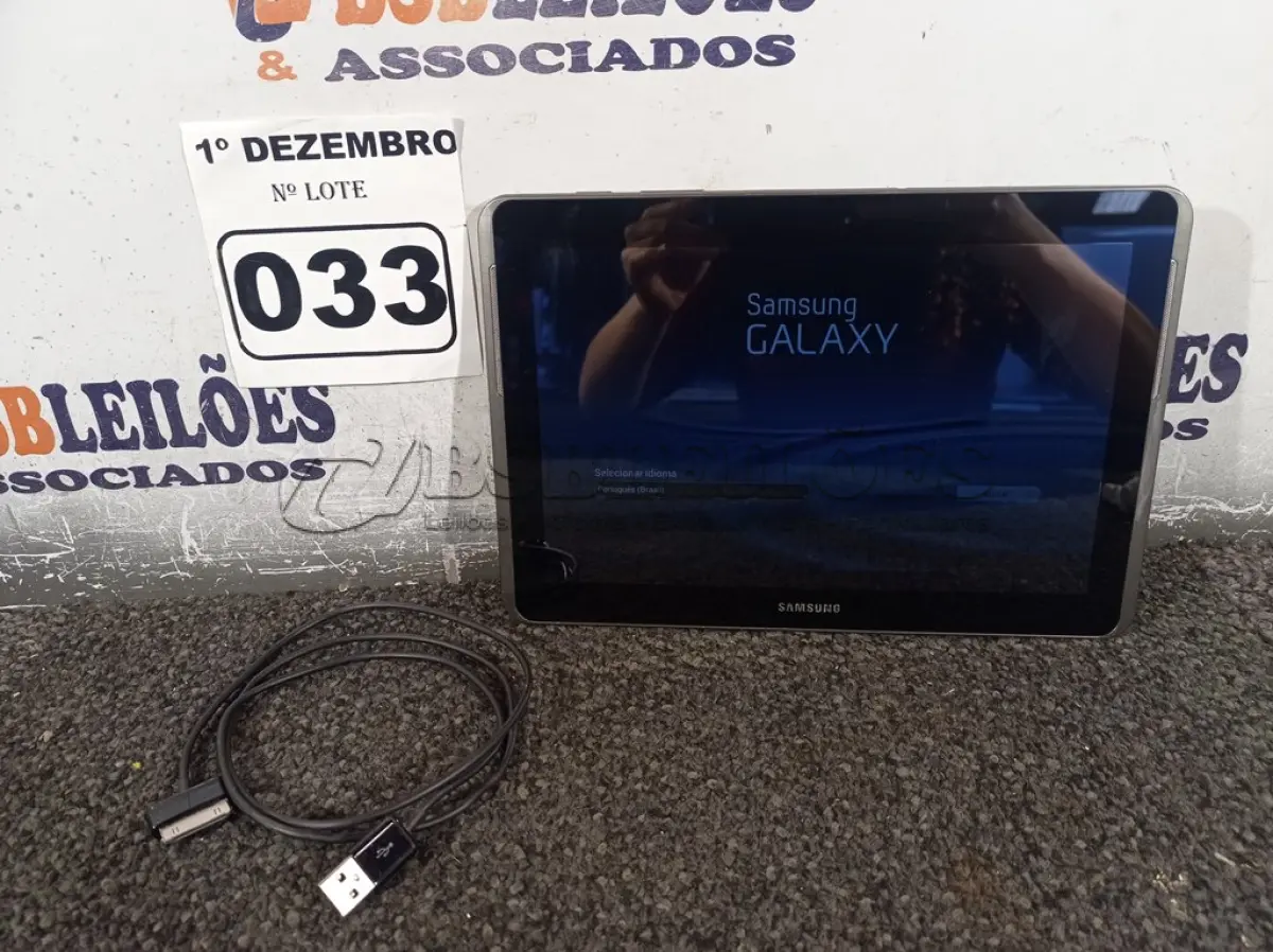 LOTE 033 - 01 TABLET SAMSUNG COM CABO. (NO ESTADO) ATENÇÃO! FAZER A VISITAÇÃO ANTES DE ARREMATAR, NÃO SABEMOS SE FUNCIONA. LEILÃO NÃO TEM GARANTIA E NEM DEVOLUÇÃO, SUJEITO A POSSÍVEIS AVARIAS VISÍVEIS/OCULTAS E/OU AUSÊNCIA DE COMPONENTES.