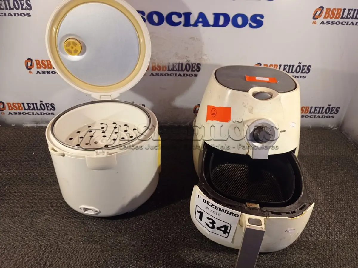 LOTE 134 - 01 AIR FRY E 01 PANELA ELÉTRICA DE FAZER ARROZ. (NO ESTADO) ATENÇÃO! FAZER A VISITAÇÃO ANTES DE ARREMATAR, NÃO SABEMOS SE FUNCIONA. LEILÃO NÃO TEM GARANTIA E NEM DEVOLUÇÃO, SUJEITO A POSSÍVEIS AVARIAS VISÍVEIS/OCULTAS E/OU AUSÊNCIA DE COMPONENTES.
