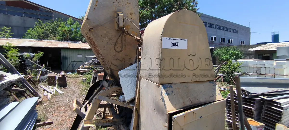 LOTE 084 - 01 BETONEIRA GRANDE (NO ESTADO, NÃO SABEMOS SE FUNCIONA. LEILÃO NÃO TEM GARANTIA E NEM DEVOLUÇÃO).
