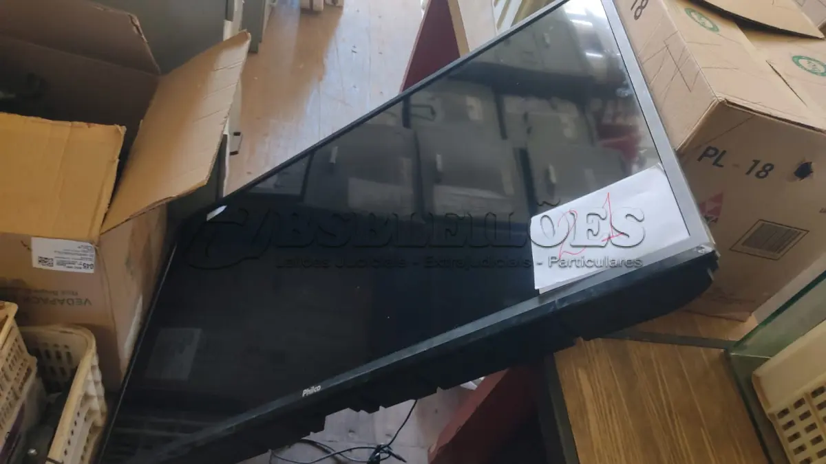 LOTE 021 - TV PHILCO, 50 POLEGADAS, COM 1, 30 DE LARGURA. (NO ESTADO, NÃO SABEMOS SE FUNCIONA. LEILÃO NÃO TEM GARANTIA E NEM DEVOLUÇÃO).