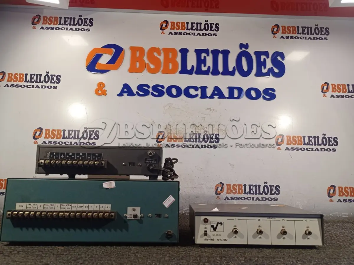 LOTE 112 - 01 FONTE REGULADA E 02 APARELHOS VIDISOM PRÉ V-440. (NO ESTADO) ATENÇÃO! FAZER A VISITAÇÃO ANTES DE ARREMATAR, NÃO SABEMOS SE FUNCIONA. LEILÃO NÃO TEM GARANTIA E NEM DEVOLUÇÃO, SUJEITO A POSSÍVEIS AVARIAS VISÍVEIS/OCULTAS E/OU AUSÊNCIA DE COMPONENTES.