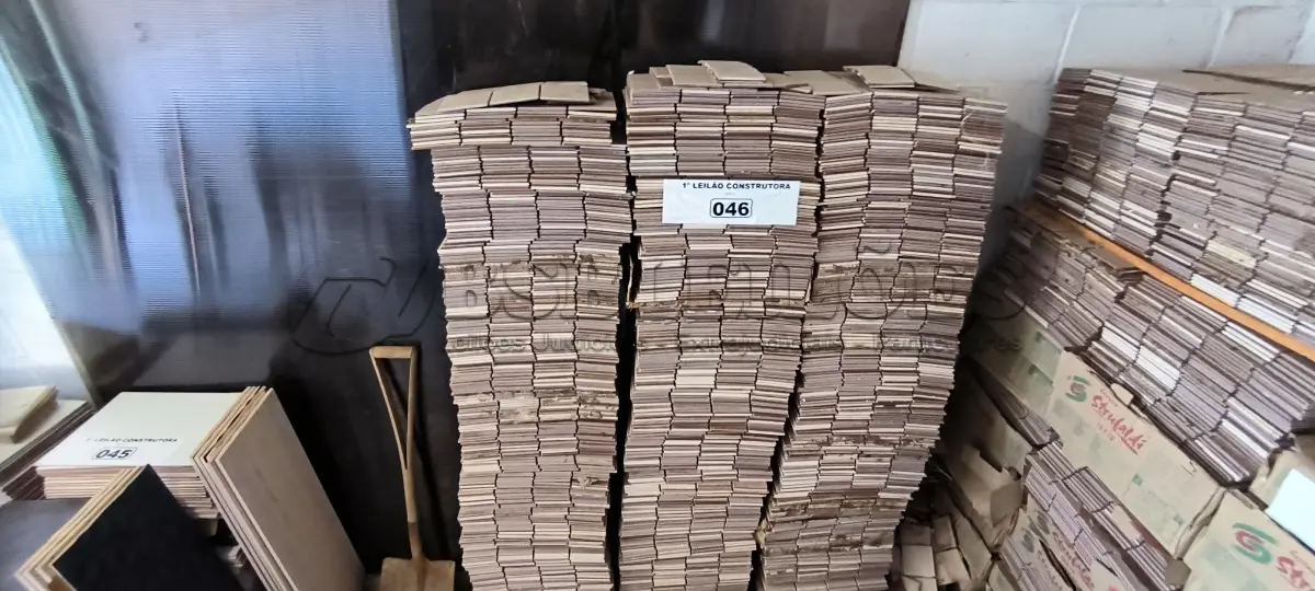 LOTE 046 - 01 LOTE COM PASTILHAS 10CMX10CM NA COR BEGE (NO ESTADO, NÃO SABEMOS SE FUNCIONA. LEILÃO NÃO TEM GARANTIA E NEM DEVOLUÇÃO)