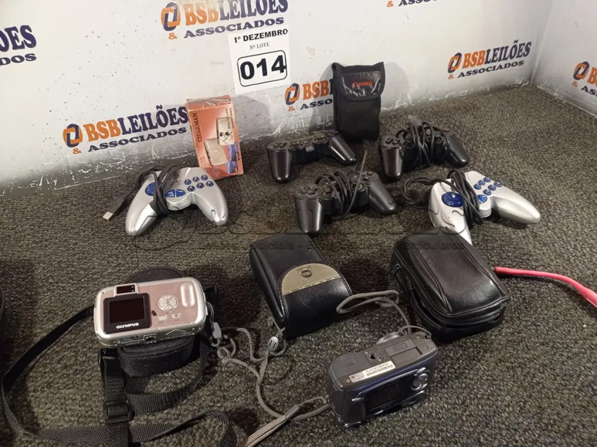 LOTE 014 - 06 MÁQUINAS FOTOGRÁFICAS E 05 CONTROLES PARA VIDEOGAME MARCAS E MODELOS DIVERSOS. (NO ESTADO) ATENÇÃO! FAZER A VISITAÇÃO ANTES DE ARREMATAR, NÃO SABEMOS SE FUNCIONA. LEILÃO NÃO TEM GARANTIA E NEM DEVOLUÇÃO, SUJEITO A POSSÍVEIS AVARIAS VISÍVEIS/OCULTAS E/OU AUSÊNCIA DE COMPONENTES.