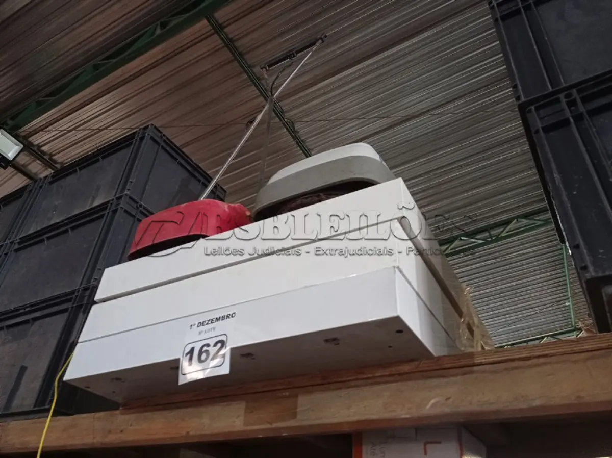 LOTE 162 - 02 ASPIRADORES DE PÓ E 03 LUMINÁRIAS DE SOBREPOR. (NO ESTADO) ATENÇÃO! FAZER A VISITAÇÃO ANTES DE ARREMATAR, NÃO SABEMOS SE FUNCIONA. LEILÃO NÃO TEM GARANTIA E NEM DEVOLUÇÃO, SUJEITO A POSSÍVEIS AVARIAS VISÍVEIS/OCULTAS E/OU AUSÊNCIA DE COMPONENTES.