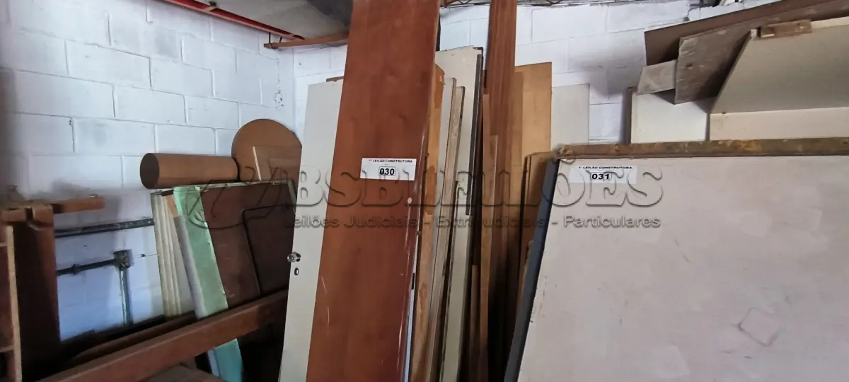 LOTE 030 - 01 LOTE COM PORTAS EM MADEIRAS DIVERSOS TAMANHOS (NO ESTADO, NÃO SABEMOS SE FUNCIONA. LEILÃO NÃO TEM GARANTIA E NEM DEVOLUÇÃO).