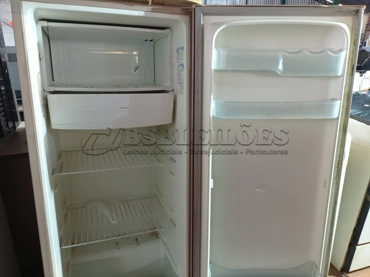 LOTE 214 - 01 GELADEIRA MARCA ELECTROLUX 220V. (NO ESTADO) ATENÇÃO! FAZER A VISITAÇÃO ANTES DE ARREMATAR, NÃO SABEMOS SE FUNCIONA. LEILÃO NÃO TEM GARANTIA E NEM DEVOLUÇÃO, SUJEITO A POSSÍVEIS AVARIAS VISÍVEIS/OCULTAS E/OU AUSÊNCIA DE COMPONENTES.