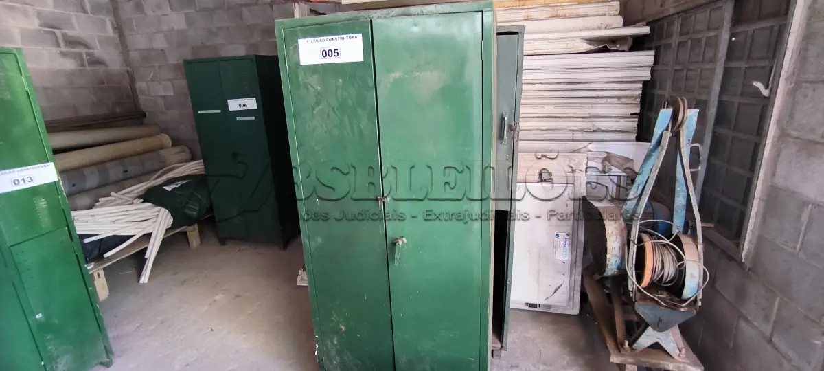 LOTE 005 - 01 ARMÁRIO 02 PORTAS E 01 ARMÁRIO ROUPEIRO INCOMPLETO (NO ESTADO, NÃO SABEMOS SE FUNCIONA. LEILÃO NÃO TEM GARANTIA E NEM DEVOLUÇÃO).