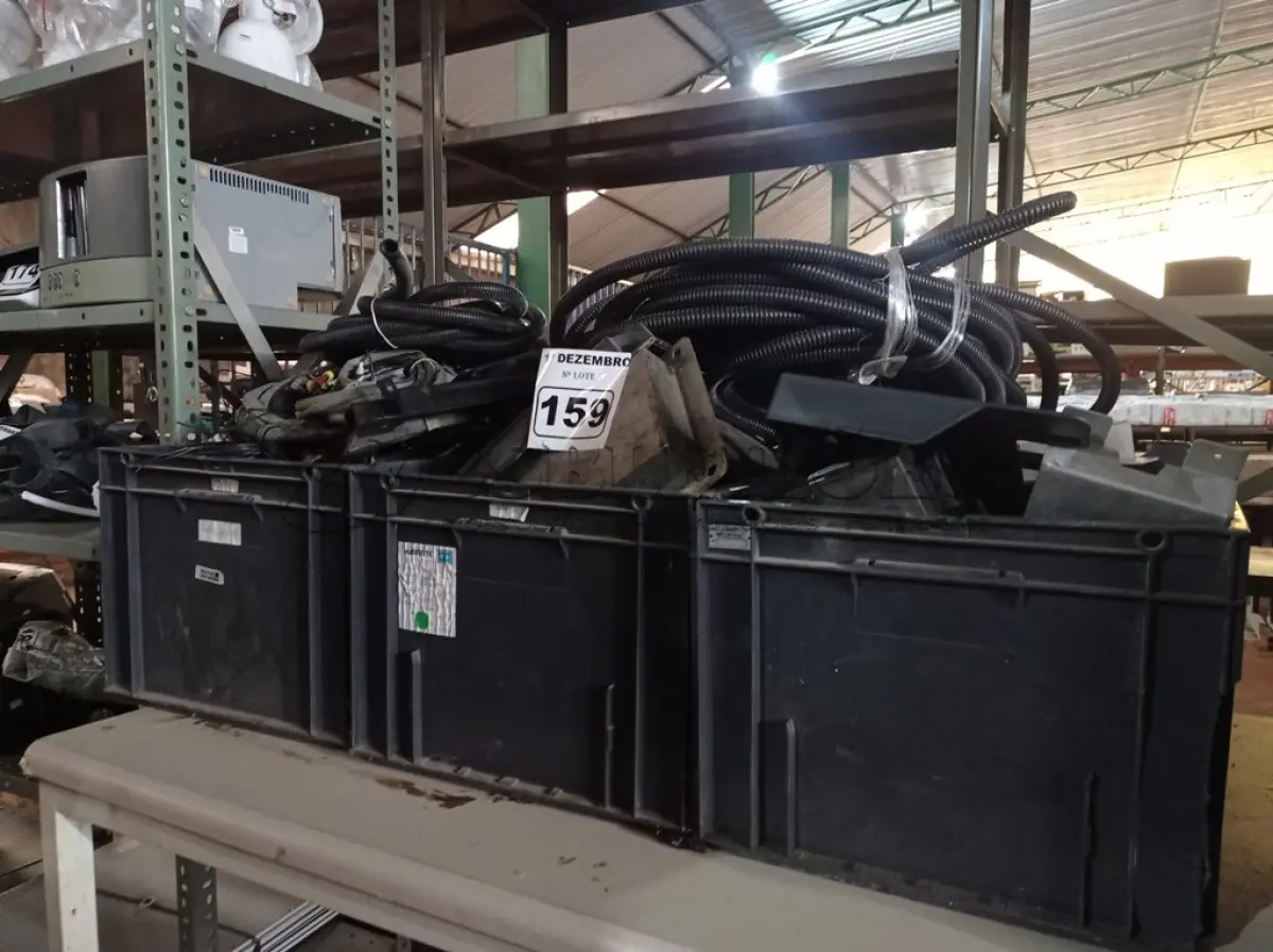 LOTE 159 - 03 CAIXAS COM MATERIAIS DIVERSOS. (NO ESTADO) ATENÇÃO! FAZER A VISITAÇÃO ANTES DE ARREMATAR, NÃO SABEMOS SE FUNCIONA. LEILÃO NÃO TEM GARANTIA E NEM DEVOLUÇÃO, SUJEITO A POSSÍVEIS AVARIAS VISÍVEIS/OCULTAS E/OU AUSÊNCIA DE COMPONENTES.