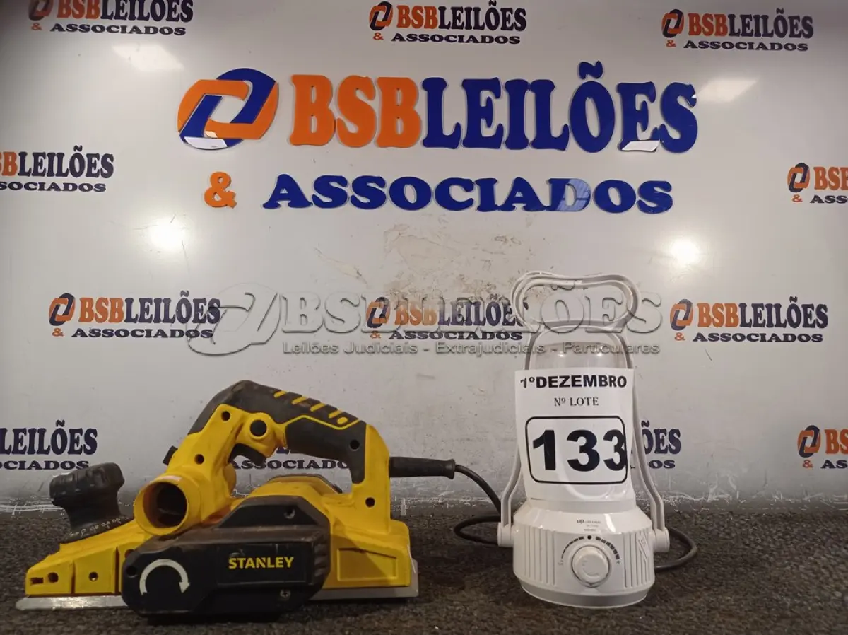 LOTE 133 - 01 PLAINA STANLEY 220V 750W E 01 LAMPIÃO DE ACAMPAMENTO. (NO ESTADO) ATENÇÃO! FAZER A VISITAÇÃO ANTES DE ARREMATAR, NÃO SABEMOS SE FUNCIONA. LEILÃO NÃO TEM GARANTIA E NEM DEVOLUÇÃO, SUJEITO A POSSÍVEIS AVARIAS VISÍVEIS/OCULTAS E/OU AUSÊNCIA DE COMPONENTES.