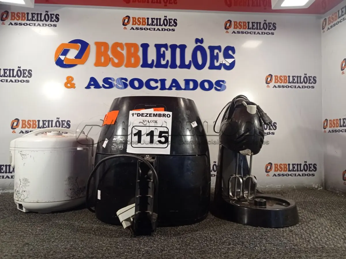 LOTE 115 - 01 AIR FRY, 01 PANELA ELÉTRICA DE FAZER ARROZ E 01 BATEDEIRA MARCAS E MODELOS DIVERSOS. (NO ESTADO) ATENÇÃO! FAZER A VISITAÇÃO ANTES DE ARREMATAR, NÃO SABEMOS SE FUNCIONA. LEILÃO NÃO TEM GARANTIA E NEM DEVOLUÇÃO, SUJEITO A POSSÍVEIS AVARIAS VISÍVEIS/OCULTAS E/OU AUSÊNCIA DE COMPONENTES.
