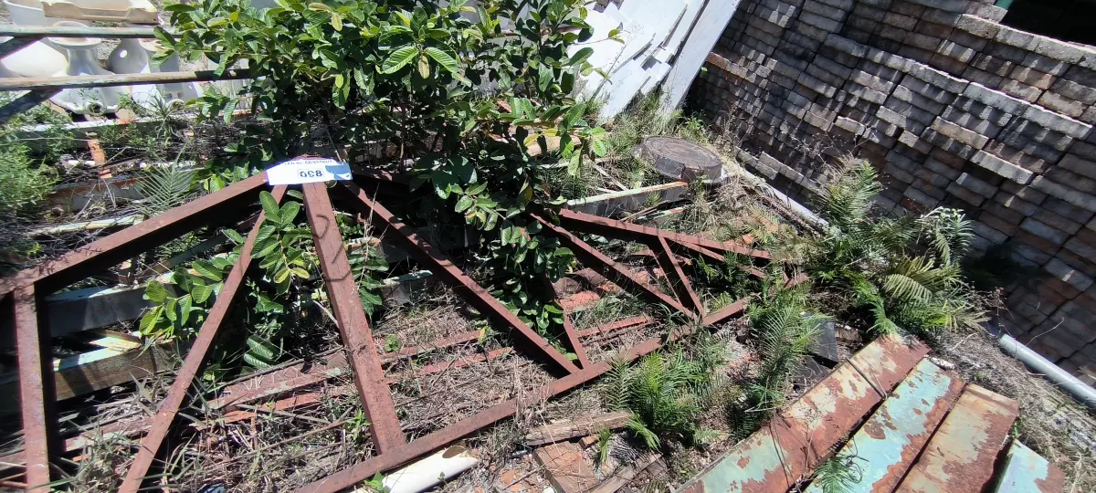 LOTE 098 - 01 LOTE COM FERRAGENS DIVERSAS (NO ESTADO, NÃO SABEMOS SE FUNCIONA. LEILÃO NÃO TEM GARANTIA E NEM DEVOLUÇÃO).