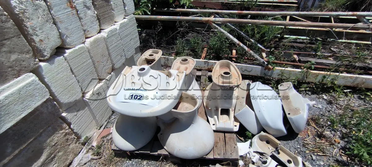 LOTE 102 - 01 LOTE COM 05 VASOS SANITÁRIOS E 04 PIAS PARA LAVATÓRIO (NO ESTADO, NÃO SABEMOS SE FUNCIONA. LEILÃO NÃO TEM GARANTIA E NEM DEVOLUÇÃO).