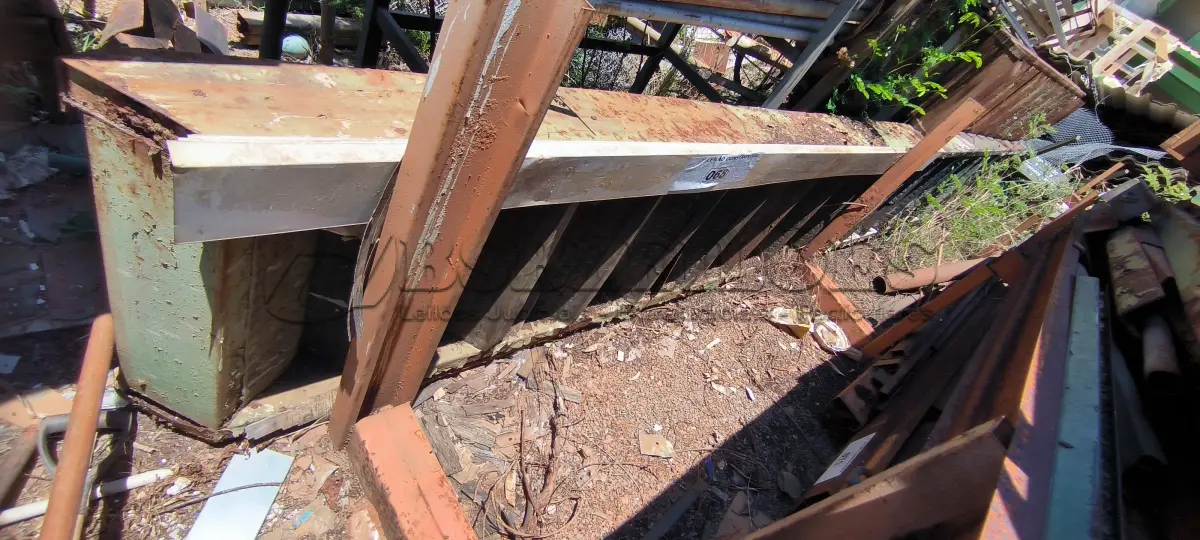 LOTE 068 - 01 ESCADA EM FERRO (NO ESTADO, NÃO SABEMOS SE FUNCIONA. LEILÃO NÃO TEM GARANTIA E NEM DEVOLUÇÃO).
