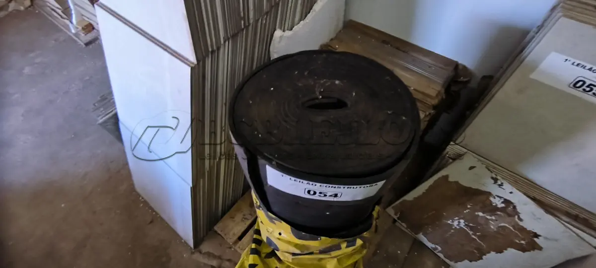 LOTE 054 - 01 ROLO DE ISOLANTE TÉRMICO (NO ESTADO, NÃO SABEMOS SE FUNCIONA. LEILÃO NÃO TEM GARANTIA E NEM DEVOLUÇÃO).