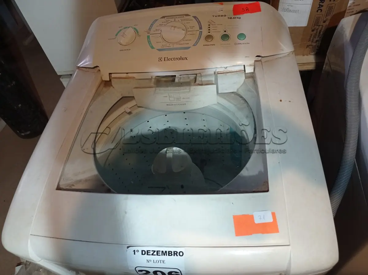 LOTE 206 - 01 MÁQUINA DE LAVAR MARCA ELECTROLUX 12KG 220V. (NO ESTADO) ATENÇÃO! FAZER A VISITAÇÃO ANTES DE ARREMATAR, NÃO SABEMOS SE FUNCIONA. LEILÃO NÃO TEM GARANTIA E NEM DEVOLUÇÃO, SUJEITO A POSSÍVEIS AVARIAS VISÍVEIS/OCULTAS E/OU AUSÊNCIA DE COMPONENTES.