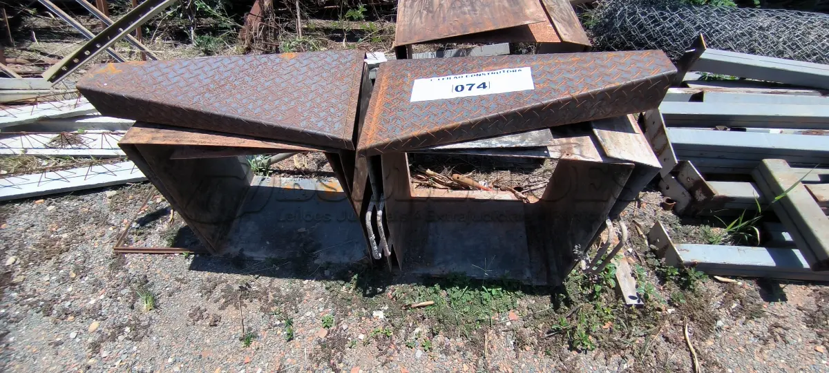 LOTE 074 - 01 LOTE COM FORMAS EM FERRO QUADRADAS PARA SAPATAS E DEGRAUS PARA ESCADA (NO ESTADO, NÃO SABEMOS SE FUNCIONA. LEILÃO NÃO TEM GARANTIA E NEM DEVOLUÇÃO).