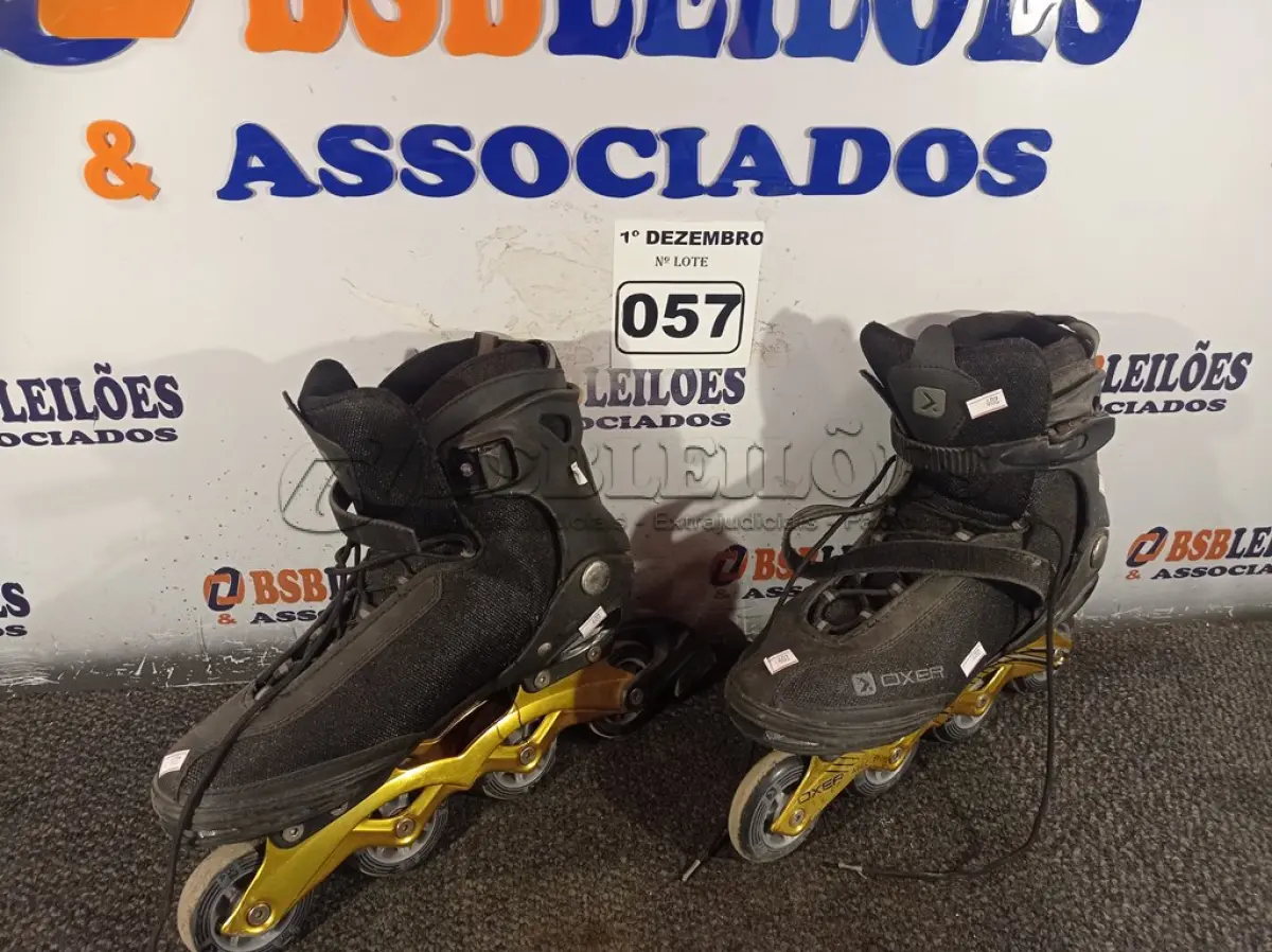LOTE 057 - 01 PAR DE PATINS. (NO ESTADO) ATENÇÃO! FAZER A VISITAÇÃO ANTES DE ARREMATAR, NÃO SABEMOS SE FUNCIONA. LEILÃO NÃO TEM GARANTIA E NEM DEVOLUÇÃO, SUJEITO A POSSÍVEIS AVARIAS VISÍVEIS/OCULTAS E/OU AUSÊNCIA DE COMPONENTES.