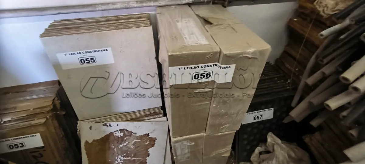 LOTE 056 - 04 CAIXAS COM FORROS CARTONADOS (NO ESTADO, NÃO SABEMOS SE FUNCIONA. LEILÃO NÃO TEM GARANTIA E NEM DEVOLUÇÃO).