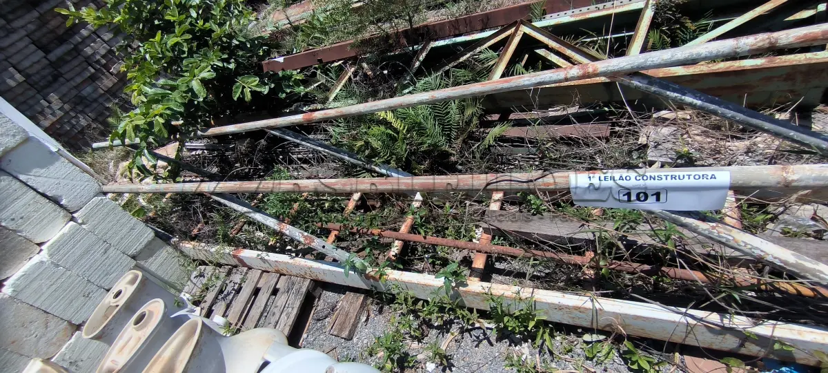LOTE 101 - 01 ESCADA EM FERRO (NO ESTADO, NÃO SABEMOS SE FUNCIONA. LEILÃO NÃO TEM GARANTIA E NEM DEVOLUÇÃO).