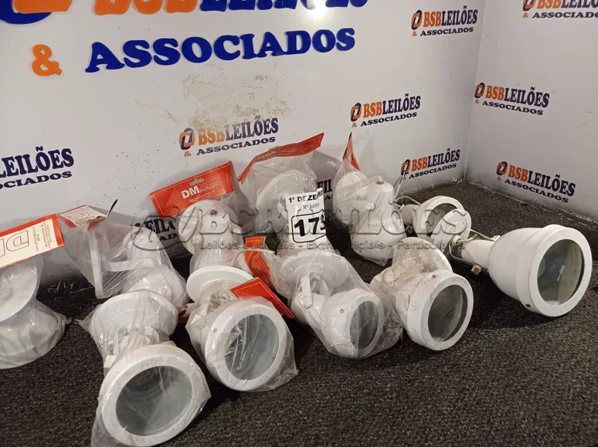 LOTE 173 - 11 LUMINÁRIAS DE SOBREPOR. (NO ESTADO) ATENÇÃO! FAZER A VISITAÇÃO ANTES DE ARREMATAR, NÃO SABEMOS SE FUNCIONA. LEILÃO NÃO TEM GARANTIA E NEM DEVOLUÇÃO, SUJEITO A POSSÍVEIS AVARIAS VISÍVEIS/OCULTAS E/OU AUSÊNCIA DE COMPONENTES.
