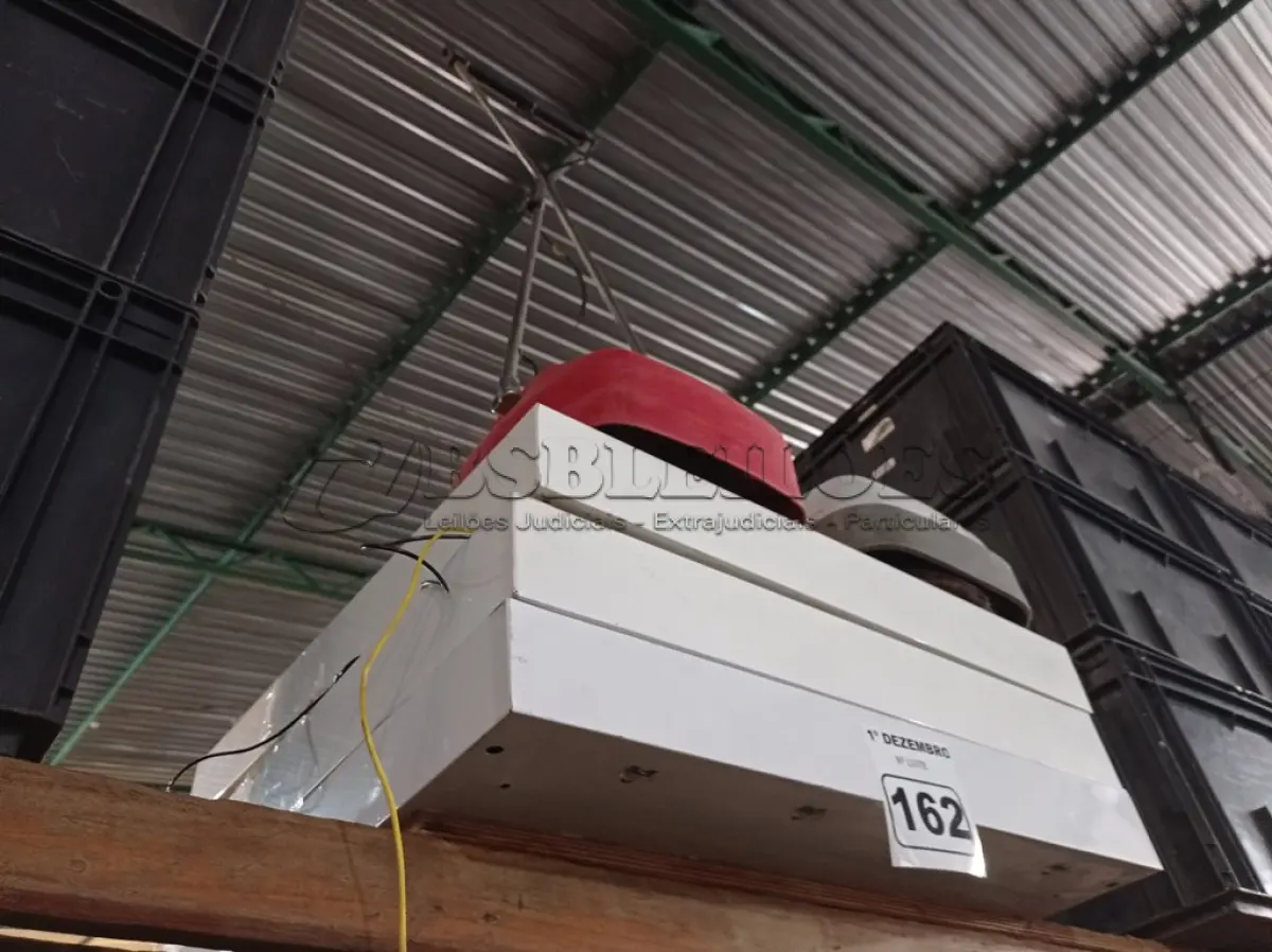 LOTE 162 - 02 ASPIRADORES DE PÓ E 03 LUMINÁRIAS DE SOBREPOR. (NO ESTADO) ATENÇÃO! FAZER A VISITAÇÃO ANTES DE ARREMATAR, NÃO SABEMOS SE FUNCIONA. LEILÃO NÃO TEM GARANTIA E NEM DEVOLUÇÃO, SUJEITO A POSSÍVEIS AVARIAS VISÍVEIS/OCULTAS E/OU AUSÊNCIA DE COMPONENTES.